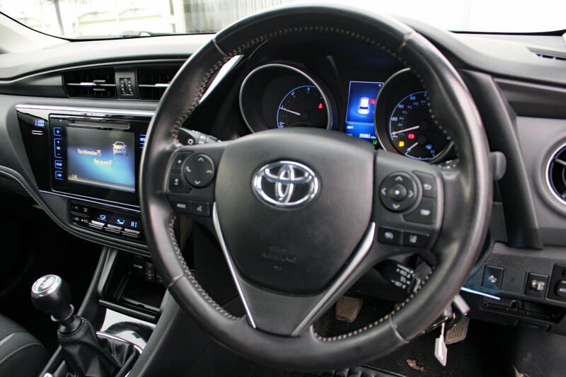 TOYOTA AURIS 1.6 D-4D Business Edition  2015