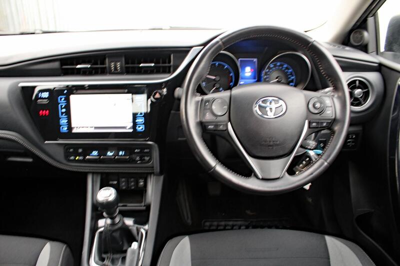 TOYOTA AURIS 1.6 D-4D Business Edition  2015