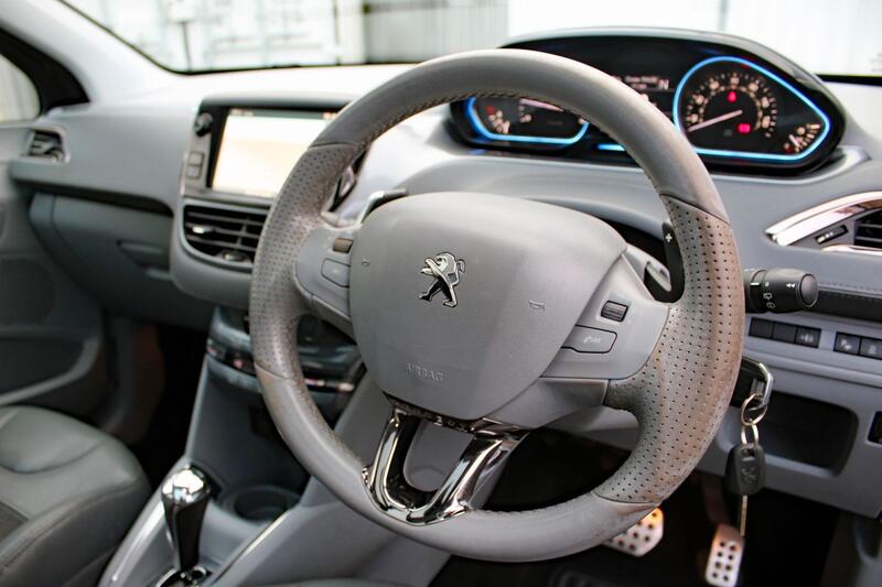 PEUGEOT 208 1.6 e-HDi Feline 2013