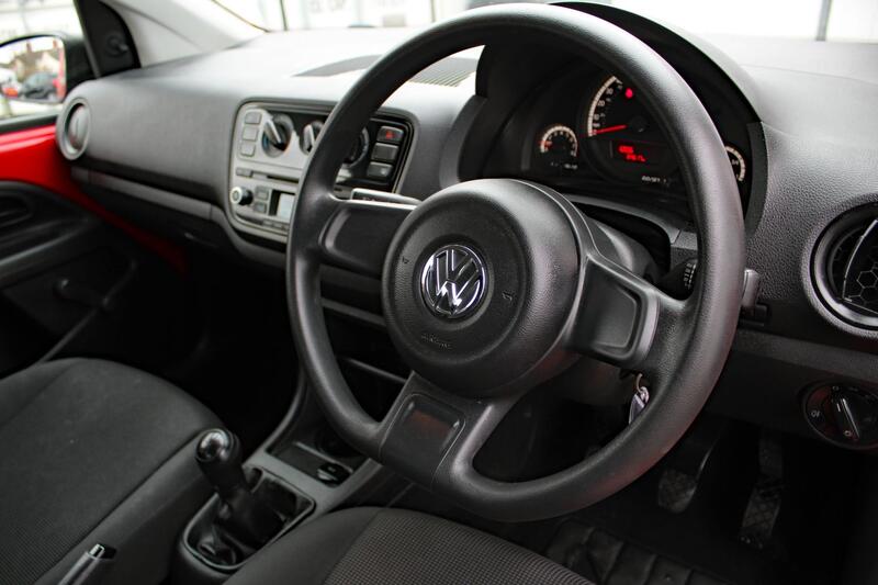 VOLKSWAGEN UP 1.0 Take up! 2014