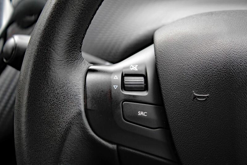 PEUGEOT 208 1.2 PureTech XS White 2016