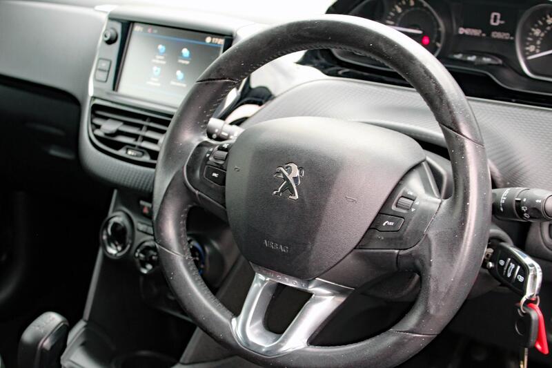 PEUGEOT 208 1.2 BLACK EDITION 2017