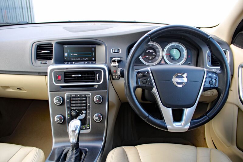 VOLVO V60 2.4 D5 SE LUX NAV 2013